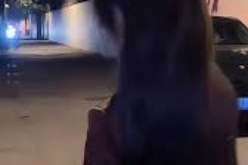 韩国女星Jennie耍大牌事件后《时代》红毯争艳直角肩再成亮点