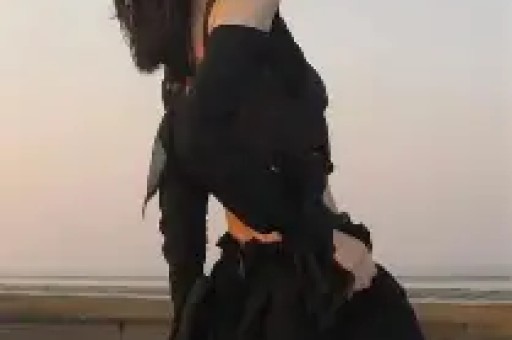 高圆圆也耍大牌？被多名工作人员围绕获助理蹲地上穿鞋惹争议
